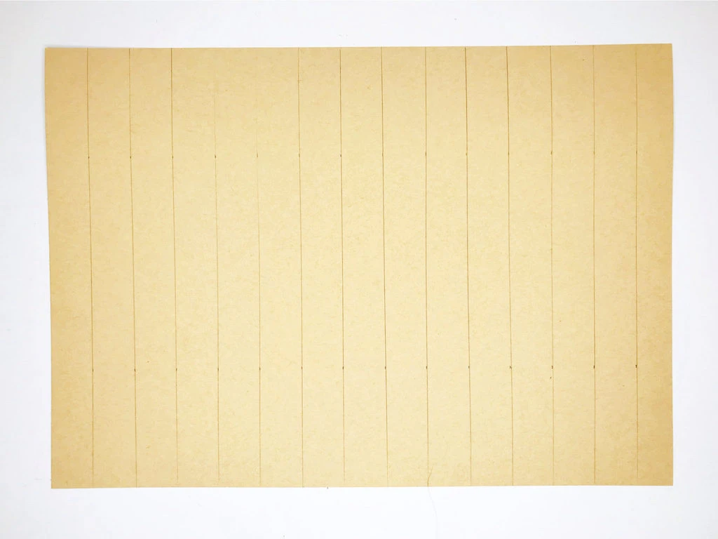 Vertical lines 2 cm (3/4 inch) apart as base for the grid of pleats.