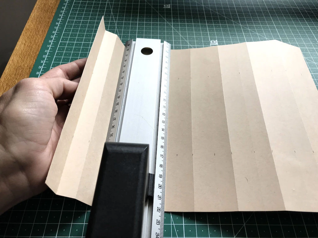 Folding pre-pressed mould for permanent knife pleats.