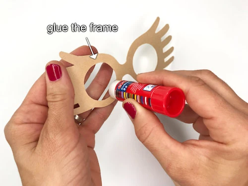 Glueing the frame of the spectrespecs.